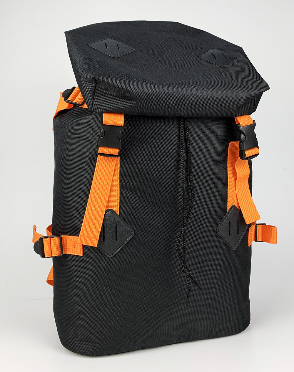 黑色旅行双肩背包